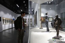 中外记者探访国家对外文化贸易基地，感受文化用品创新与交流